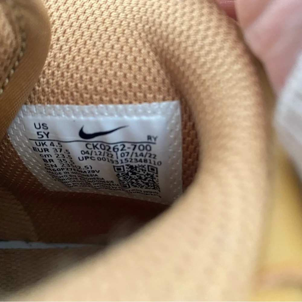 Nike kids suede Air Force 1 sneakers in Wheat size 5Y - Picture 4 of 9